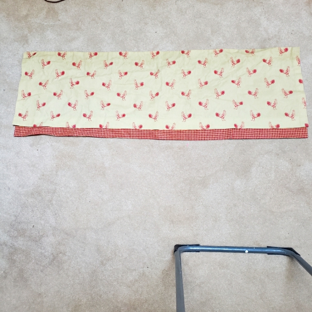 Country curtains rooster valance